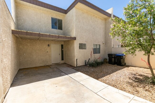 Building Photo - 2 Bedroom Townhome with 2 car attached garage in Henderson