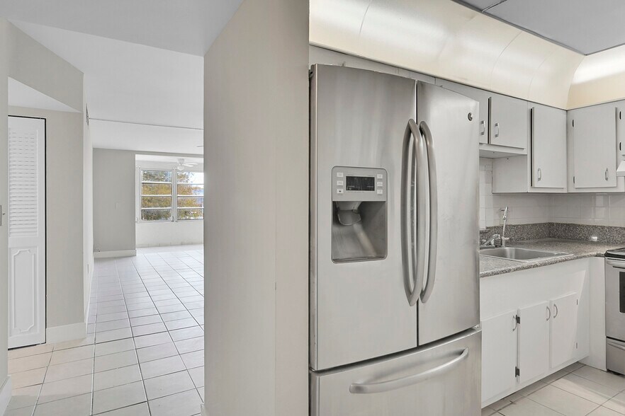 Building Photo - 2840 Somerset Dr