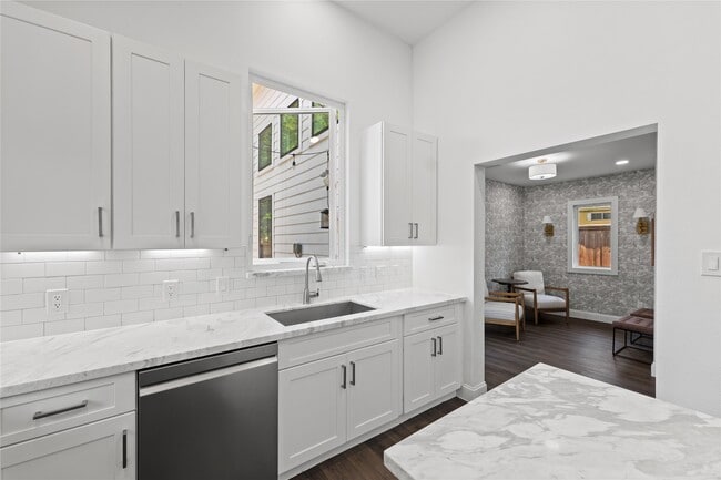 Building Photo - 3211 Cochran St