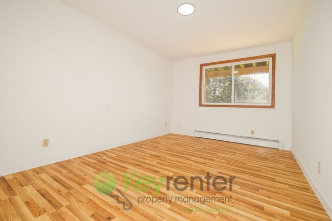 Building Photo - Versatile 5 Bedroom Retreat with Office and Outdoor Living in Burien