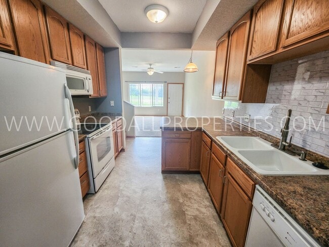 Building Photo - 2 Bedroom 2.5 Bath Townhome In West Des Mo...