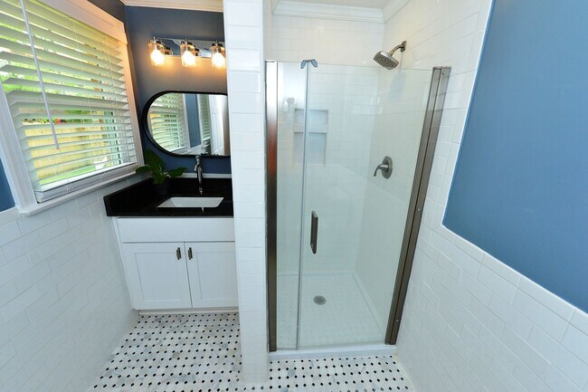 Building Photo - 817 Englewood Dr