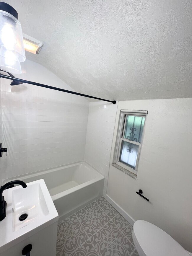 Building Photo - Updated 3 Bed, 1 Bath in Verona- Central Air and Huge Kitchen!!