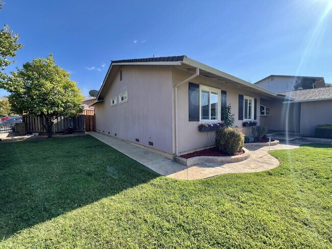 Building Photo - Large Evergreen Home with Solar & Community Pool