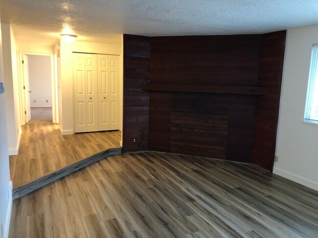 Building Photo - Updated single level 2 bedroom 1 bath duplex in Springfield!