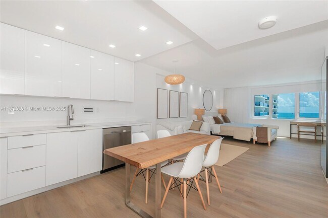 Primary Photo - 2301 Collins Ave