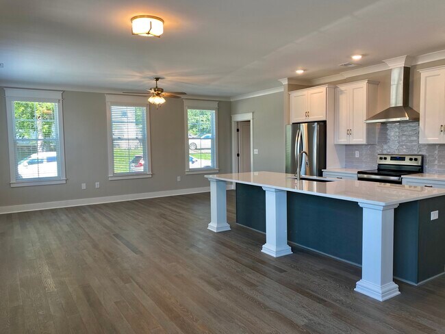 Building Photo - 1001 Thomas Ave