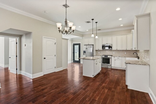Building Photo - Gorgeous 3BD/3.5BA Uptown Home with A Large Fenced in Backyard