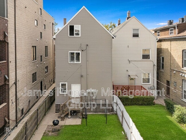 Building Photo - 835 N Paulina St