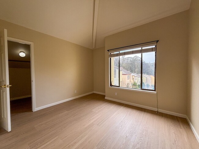 Building Photo - Updated 3BR Townhome in Forest Knolls with parking
