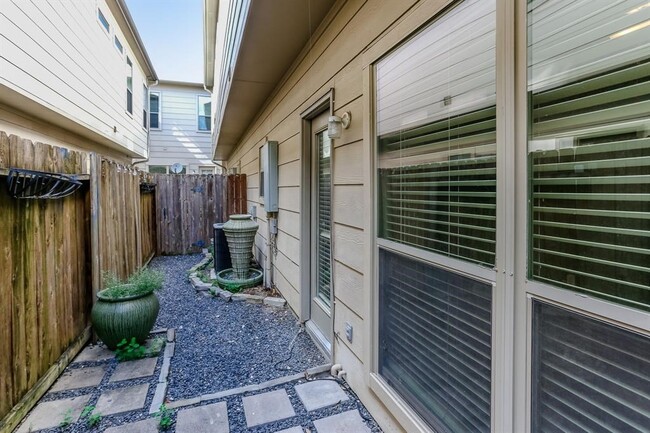 Building Photo - 4030 Center St