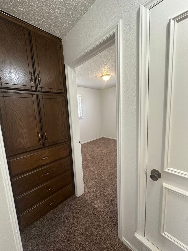 Building Photo - 3 bed, 1 bath, 1 car garage