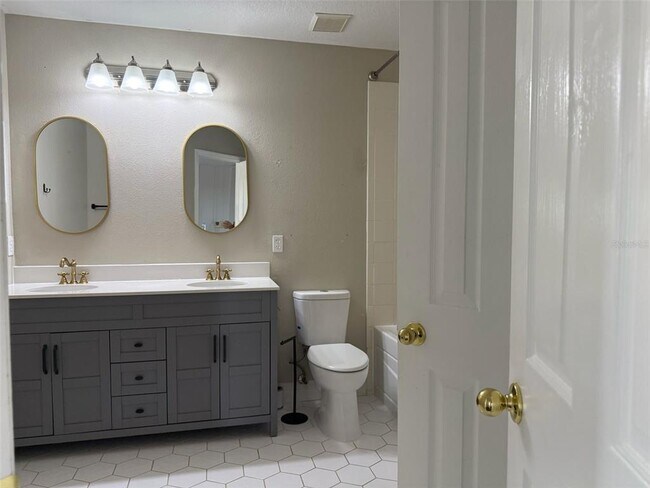Building Photo - 211 Roseling Crossing