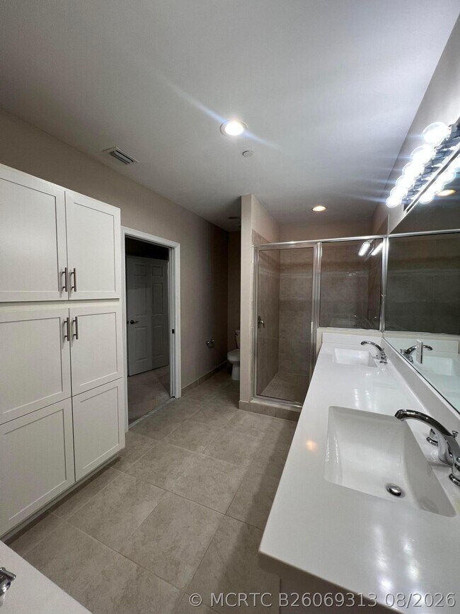 Building Photo - 14404 Emerald Pl Wy