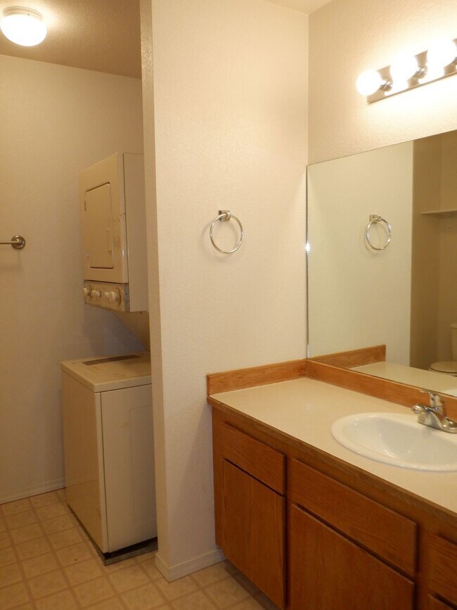 Building Photo - Single Level 2 Bed/2 Bath End Unit with Ga...