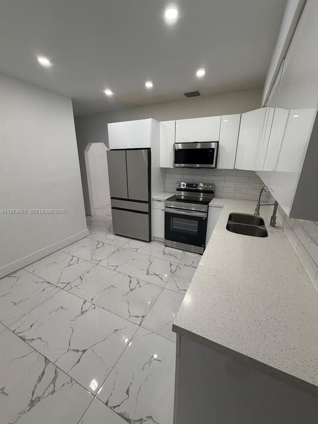 Building Photo - 345 SW 49th Ave