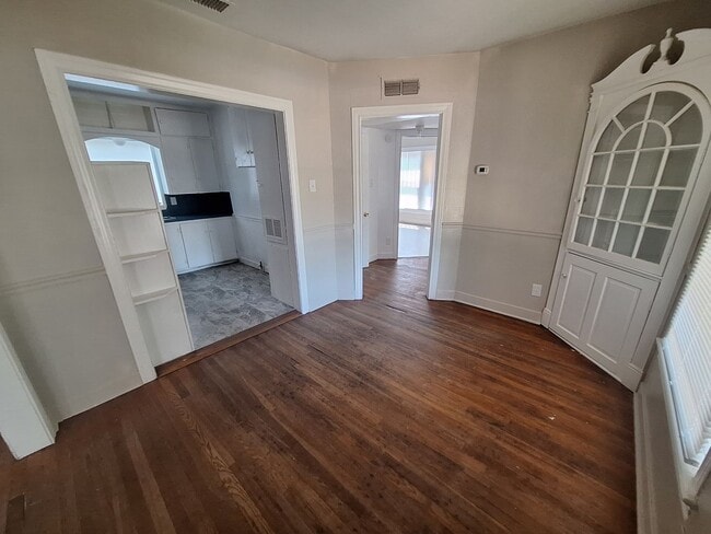 Building Photo - 3 bedroom, 1 bath