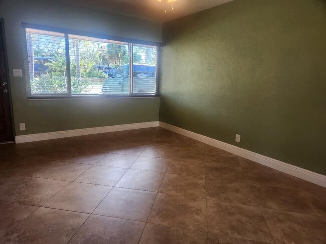 Building Photo - 1261 NE 2nd St