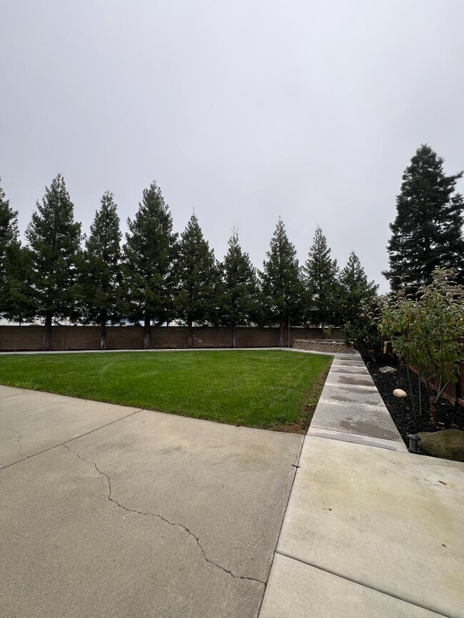 Building Photo - 827 Notre Dame Dr