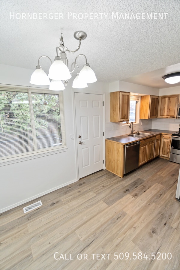 Building Photo - Duplex on the North Side