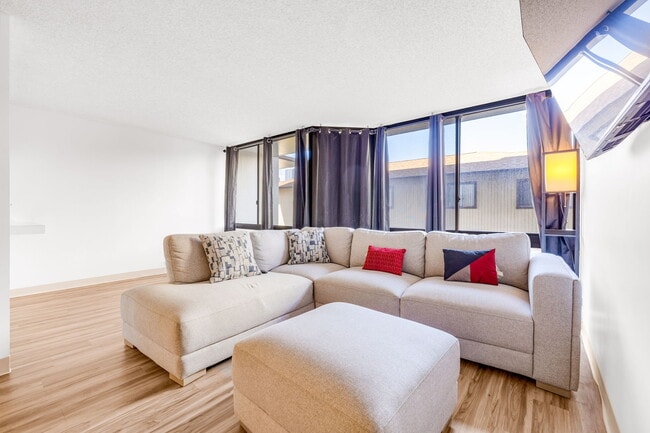 Building Photo - 1820 Waiola St