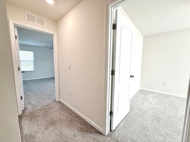 Building Photo - Newer Townhome in Ideal Location
