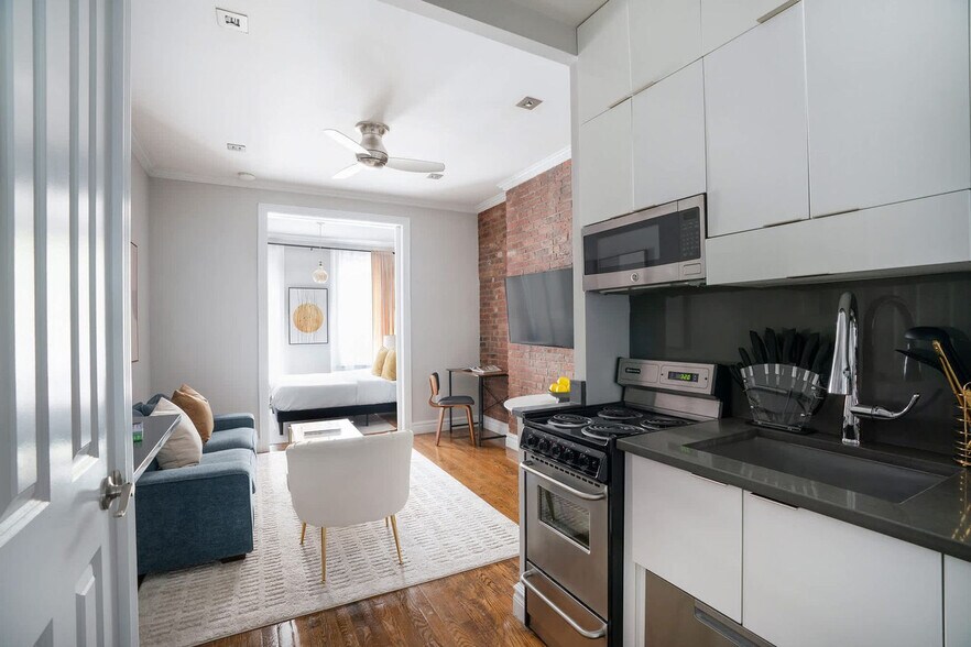 Building Photo - 246 Mott St
