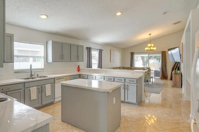 Building Photo - 739 Delancey Dr