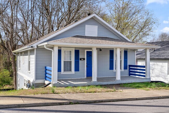 Building Photo - 2 Bedroom Pet Friendly Home For Rent Near APSU!