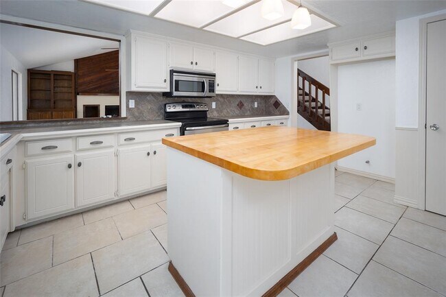 Building Photo - 2400 Northwood Ln