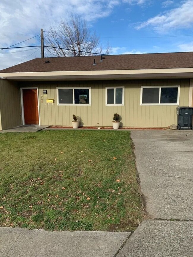 Primary Photo - 205SE12