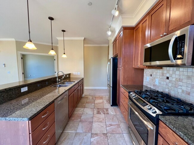 Building Photo - Spacious 2 Bedroom Condo in Fairhaven!