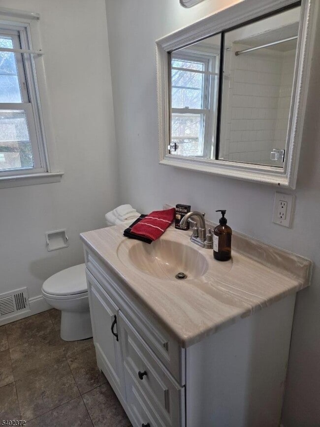 Building Photo - 150 Center St