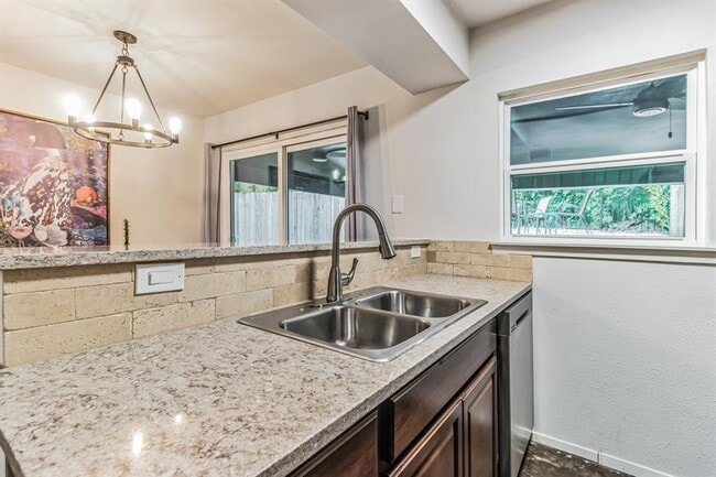 Building Photo - 1501 Rockdale Cir