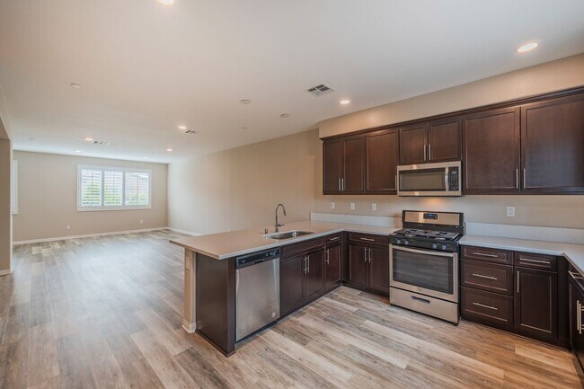 Building Photo - Beautiful Gardena Condominium in Gated Com...