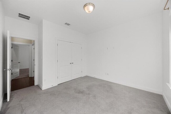 Building Photo - 5501 La Canada Wy