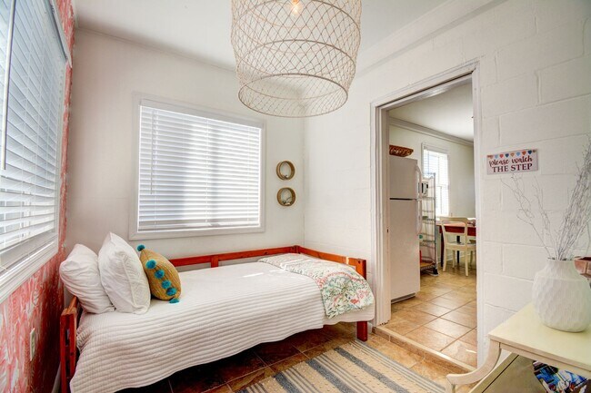 Building Photo - Off Season Coastal Cottage September 2026 through Mid February 2027- Fully Furnished- 3 Month Min...