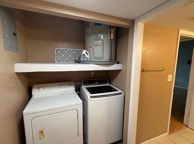 Building Photo - 463 Down Hill Dr