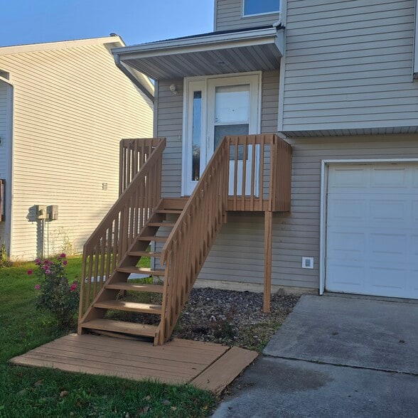 Front Stairs - 1415 Kodiak Ct