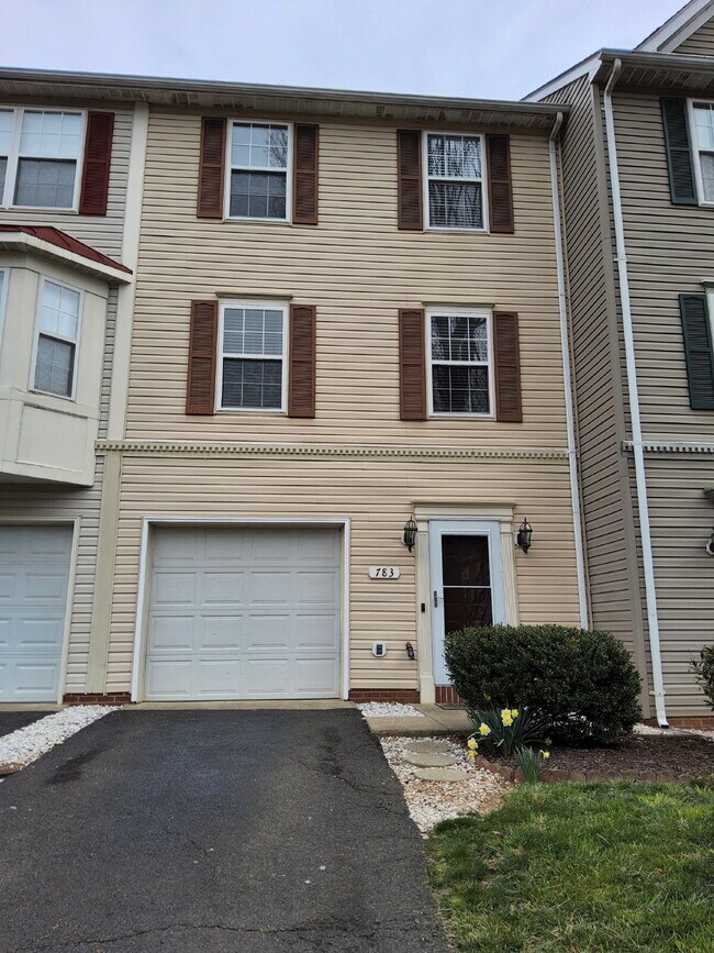 Building Photo - 783 General Wallace Ct