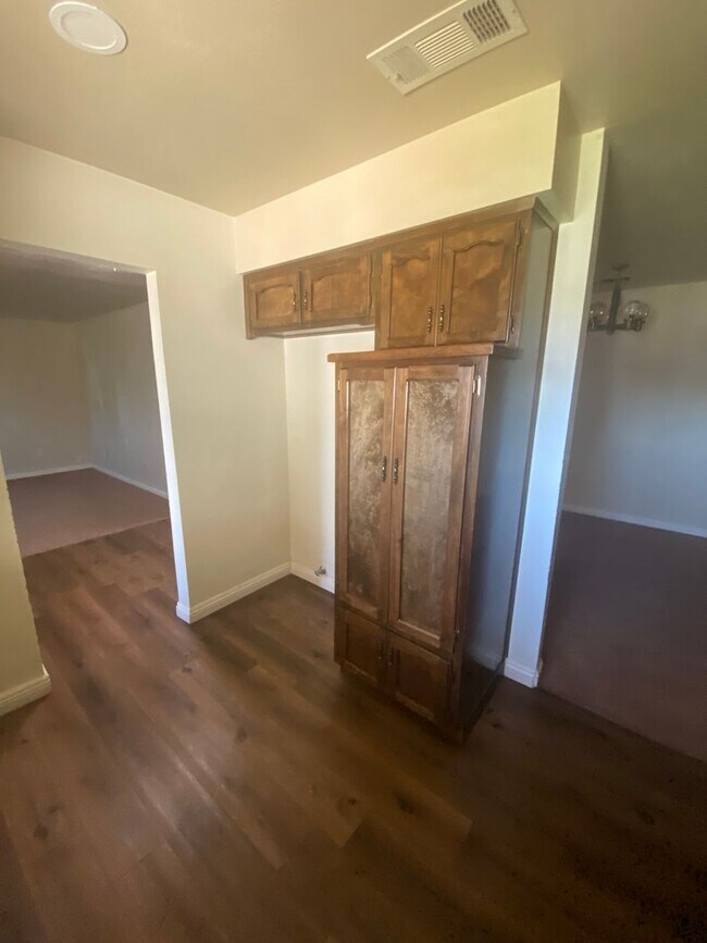 Building Photo - Spacious home in Northeast Hanford, central air, quiet cul-de-sac lot!