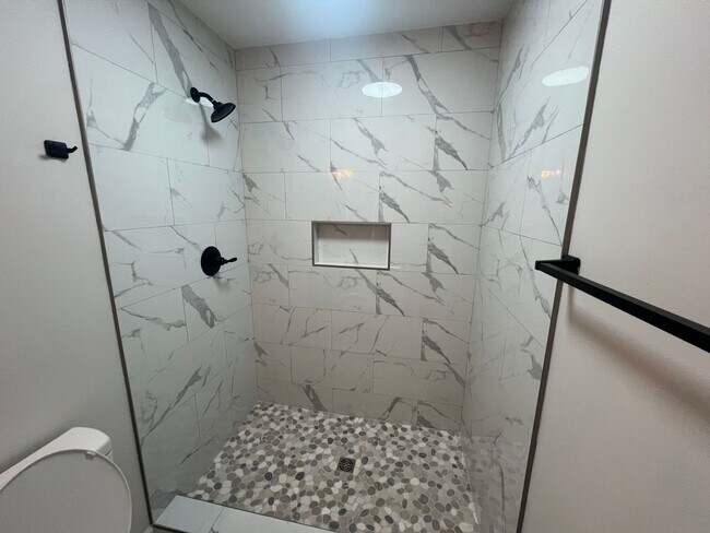 Building Photo - 3 Bedroom 2 Bathroom. Single Level Home.