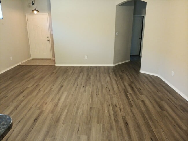 Building Photo - Beautiful 3 Bedroom 2 Bathroom home! Showi...
