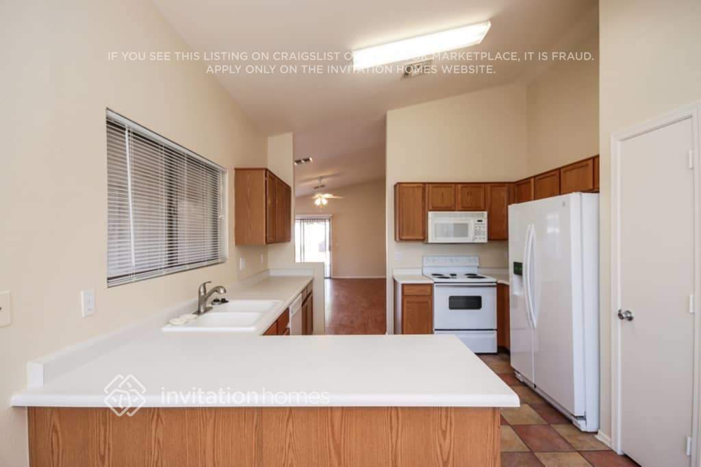 Building Photo - 10630 E Emerald Ave