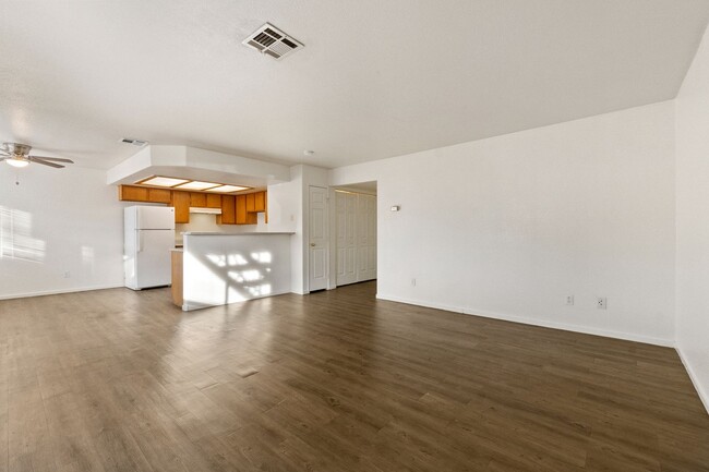Building Photo - Bright & Open 2 Bed, 2 Bath Condo in Las V...