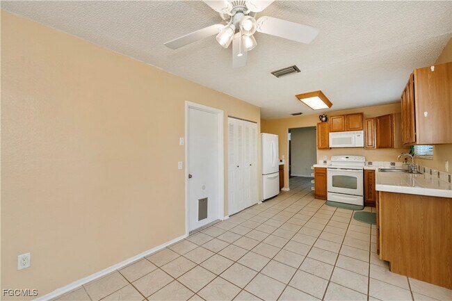 Building Photo - 4001 E Sunflower Cir