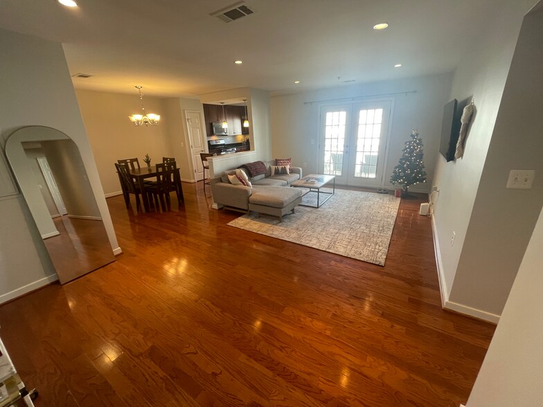 Building Photo - 4069 S Four Mile Run Dr