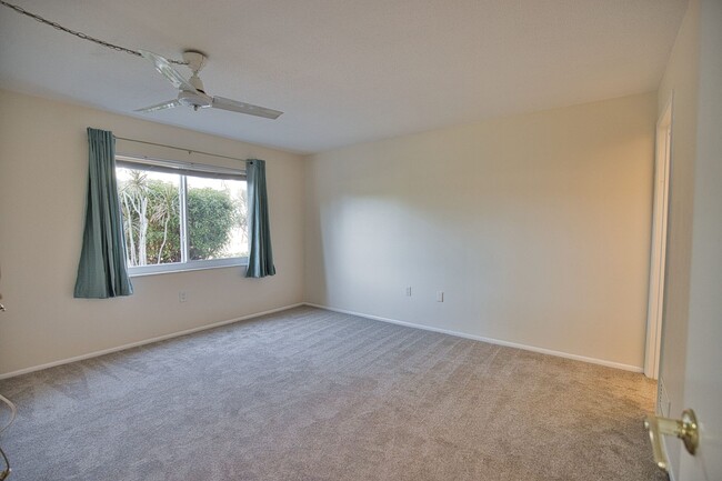 Building Photo - Annual Unfurnished 2 Bedroom 2 Bathroom Fi...