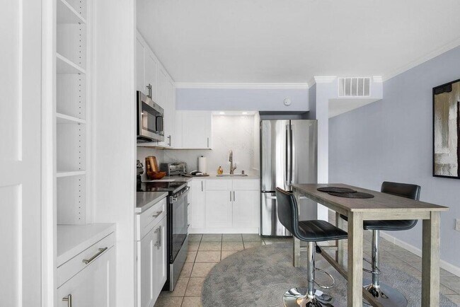 Building Photo - 210 Pelham Rd