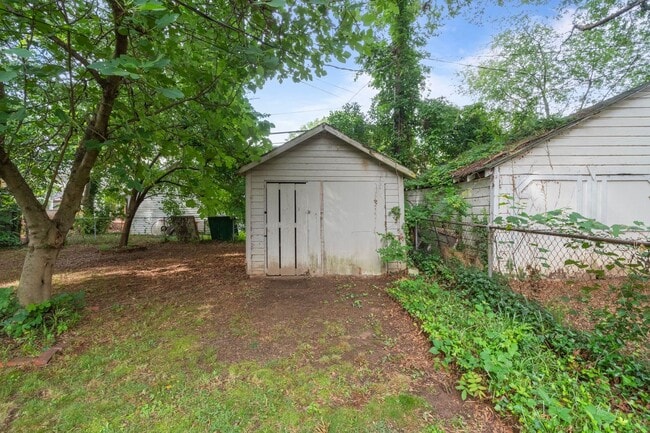 Building Photo - 2130 Chesterfield Ave